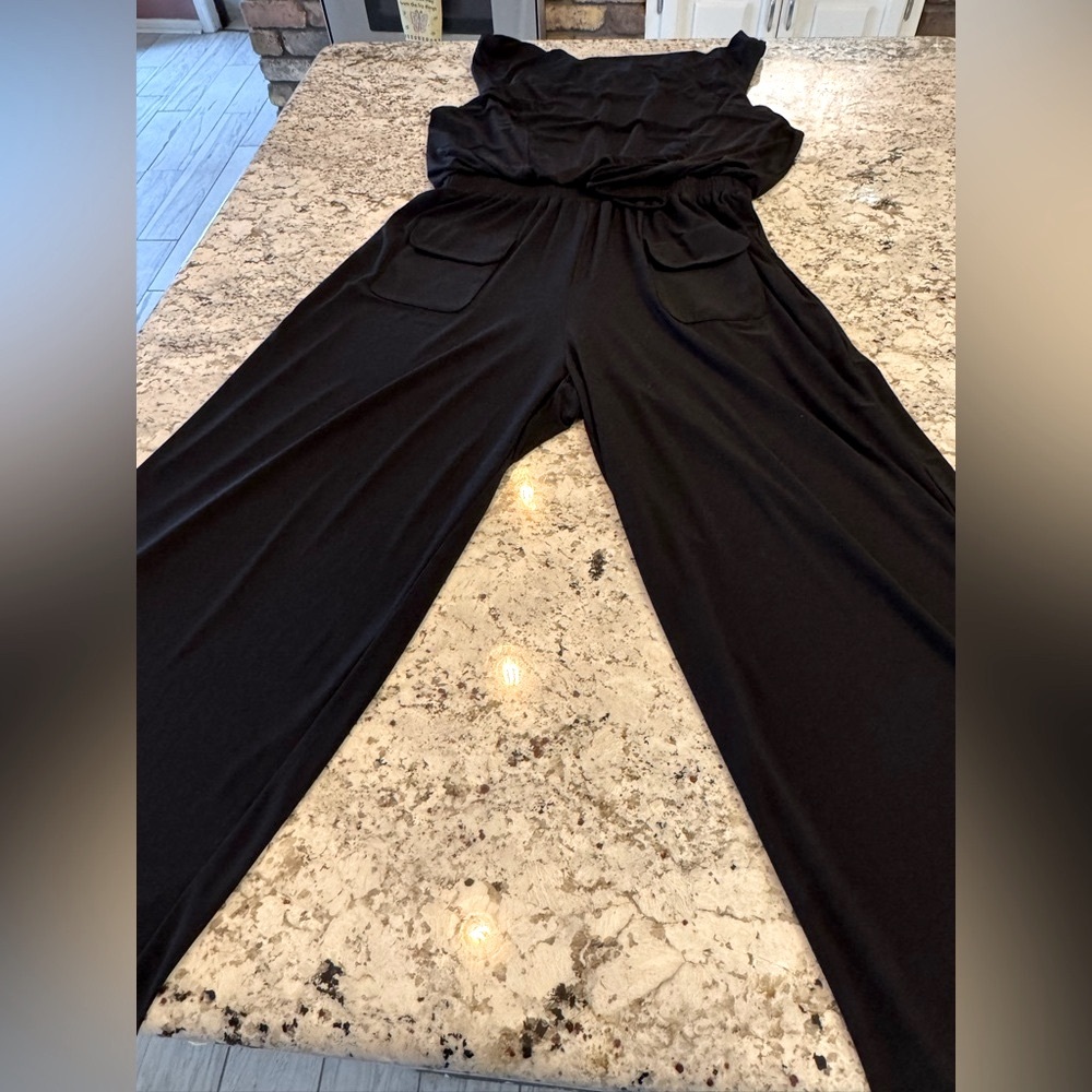 Emma & Michele Black Jumpsuit with Wide-Leg Design and Fitted Bodice